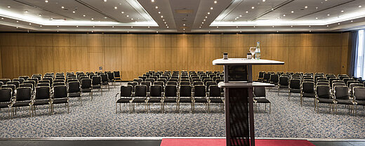 Großer Konferenzsaal im Maritim proArte Hotel Berlin, bestuhlt für Präsentationen und Veranstaltungen.