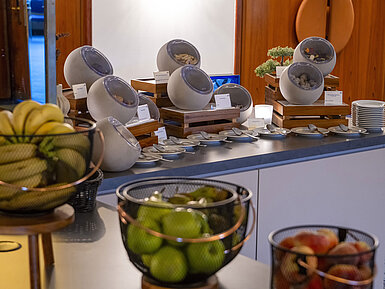 Kaffeepause Frisches Obst und Snacks in stilvollen Schalen im Pausenbereich des Maritim Hotel Travemünde