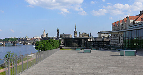 Außenterrasse Internationales Congress Center Dresden Terrasse des Internationalen Congress Centers Dresden mit Blick auf die Altstadt und die Elbe.