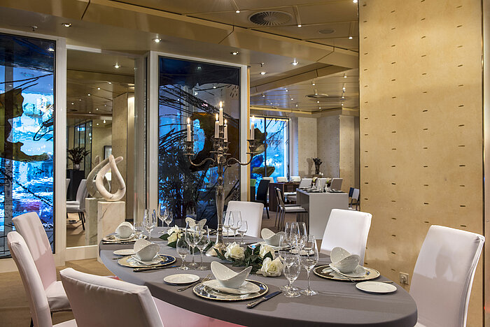 Elegant gedeckter Tisch im Restaurant im Maritim proArte Hotel Berlin für ein exklusives Abendessen oder Event.