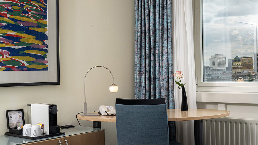 Schreibtisch mit Kaffeemaschine und Fensterblick im Superior Zimmer des Maritim proArte Hotel Berlin