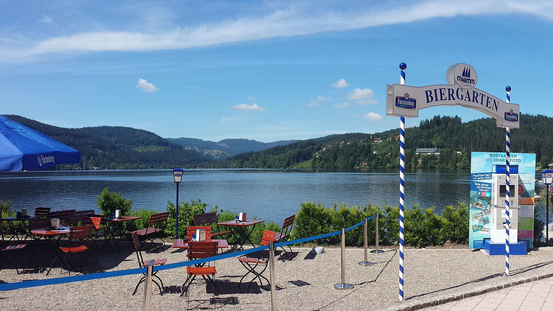 Biergarten Biergarten mit Blick auf den Titisee und umliegende Schwarzwaldlandschaft