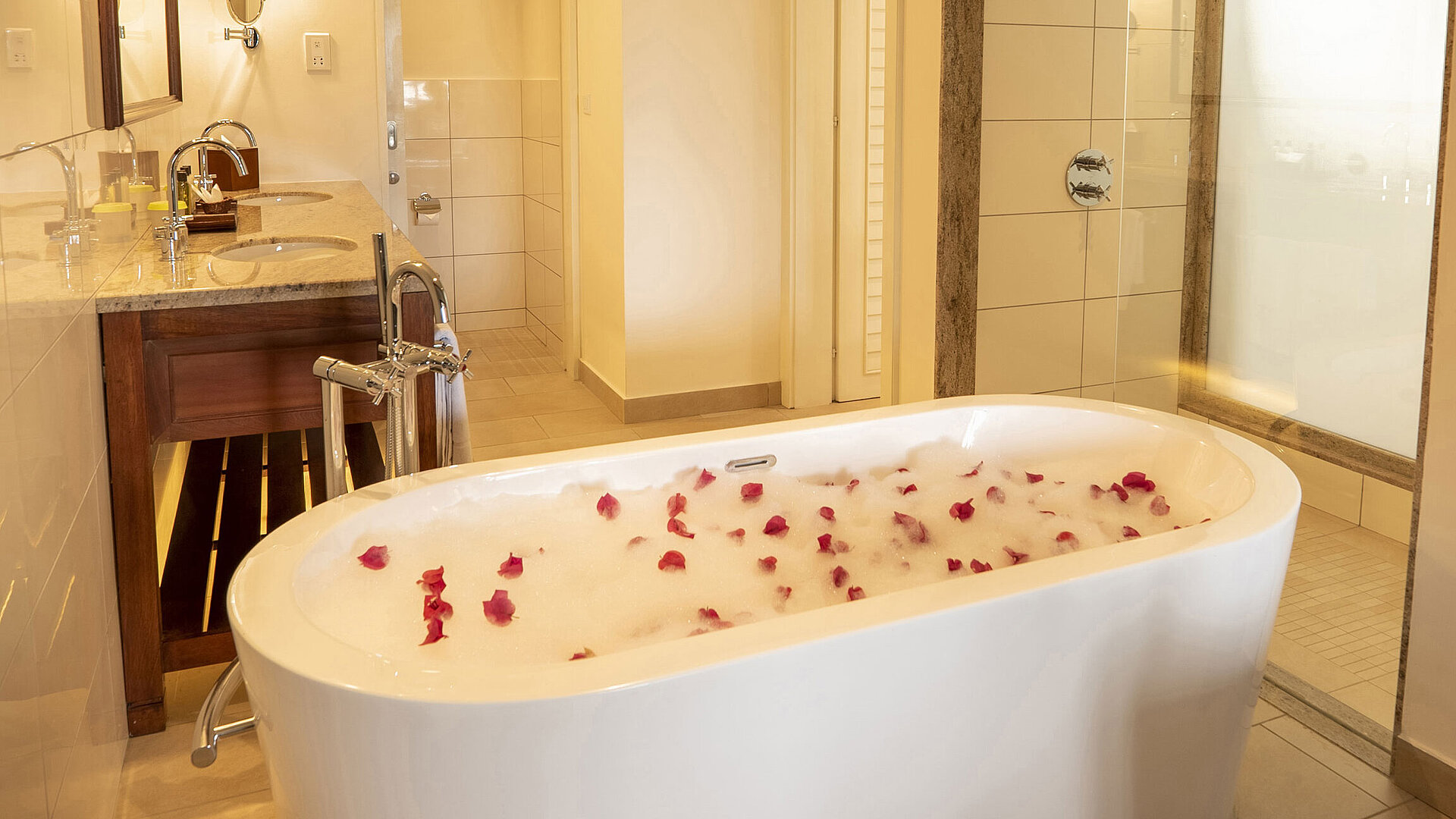 Grand Deluxe Gartenblick Zimmer Badezimmer mit freistehender Badewanne, Duschbereich und luxuriösen Annehmlichkeiten