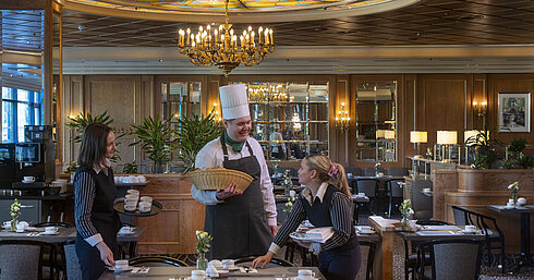 Serviceteam und Koch im Maritim Hotel Hannover bei der Vorbereitung des Restaurants.