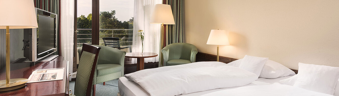 Comfort Zimmer  Doppelzimmer mit Balkon, Sesseln und Schreibtisch im Maritim Hotel Bad Salzuflen