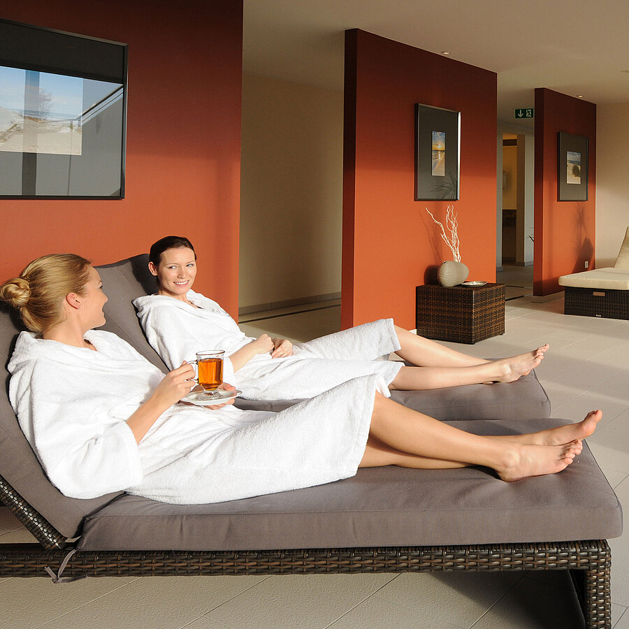 Zwei Frauen entspannen im Spa-Bereich des Maritim Hotel Travemünde mit Tee und Ruhe.