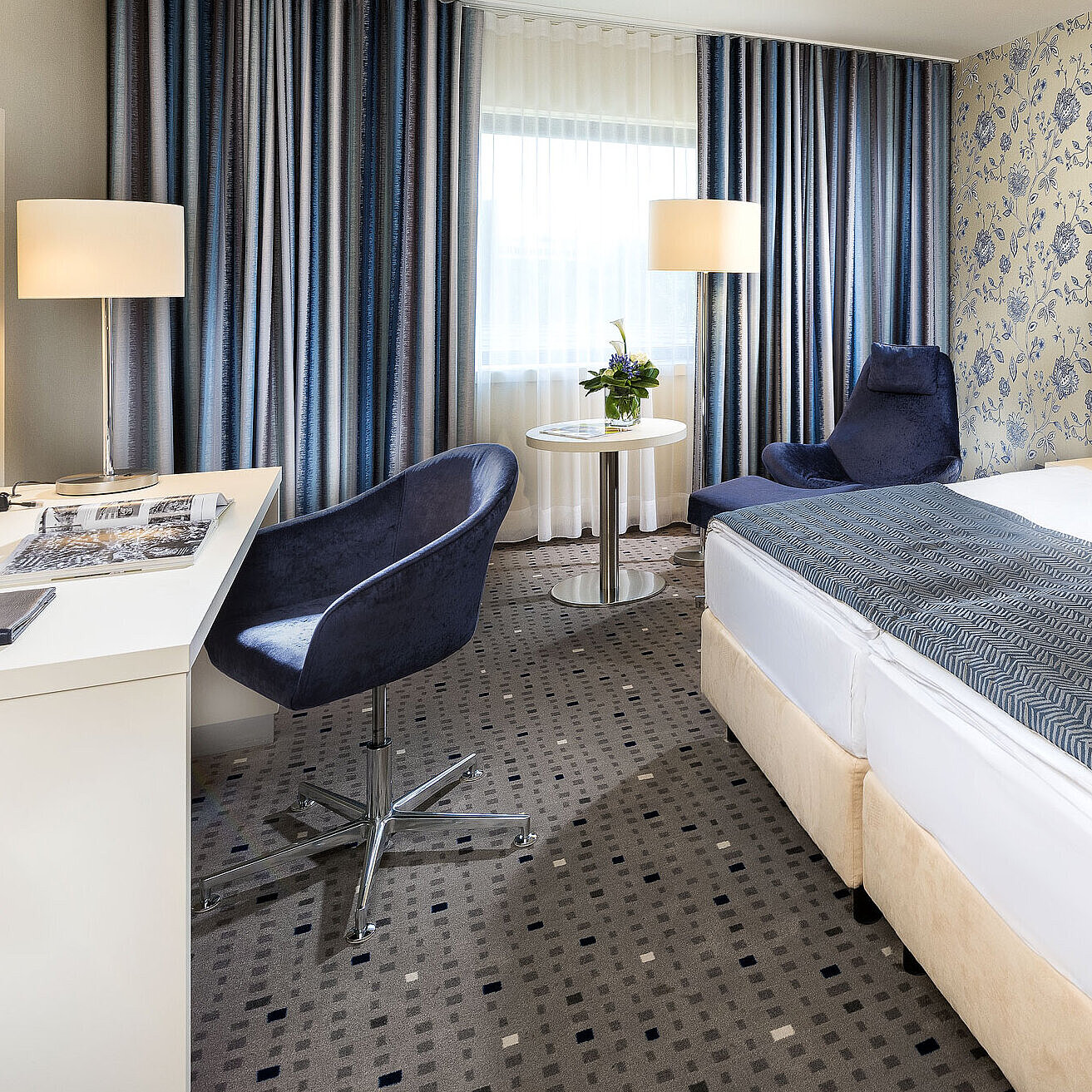 Superior Zimmer im Maritim Hotel Bonn mit modernem Design, gemütlichem Bett, Schreibtisch und stilvollen Vorhängen.