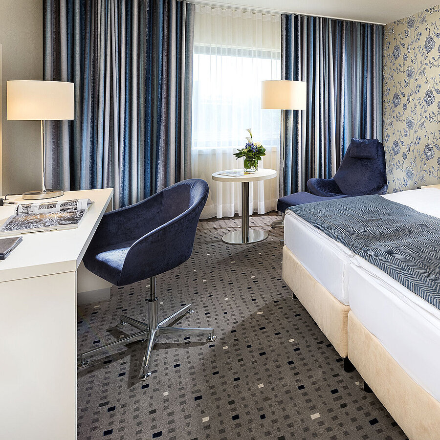 Superior Zimmer im Maritim Hotel Bonn mit modernem Design, gemütlichem Bett, Schreibtisch und stilvollen Vorhängen.