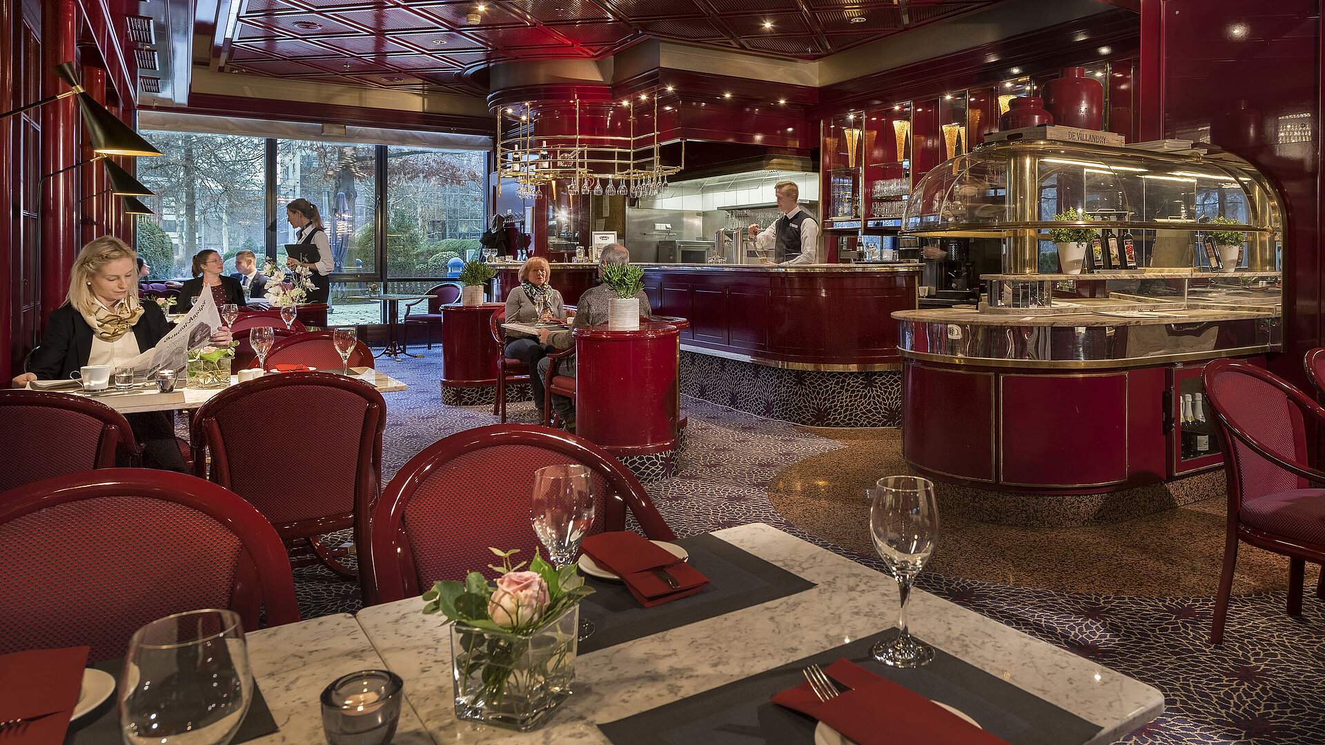 Café "Brasserie" Das Bild zeigt das gemütliche Café "Brasserie" im Maritim Hotel Bonn mit roter Einrichtung und entspanntem Ambiente.