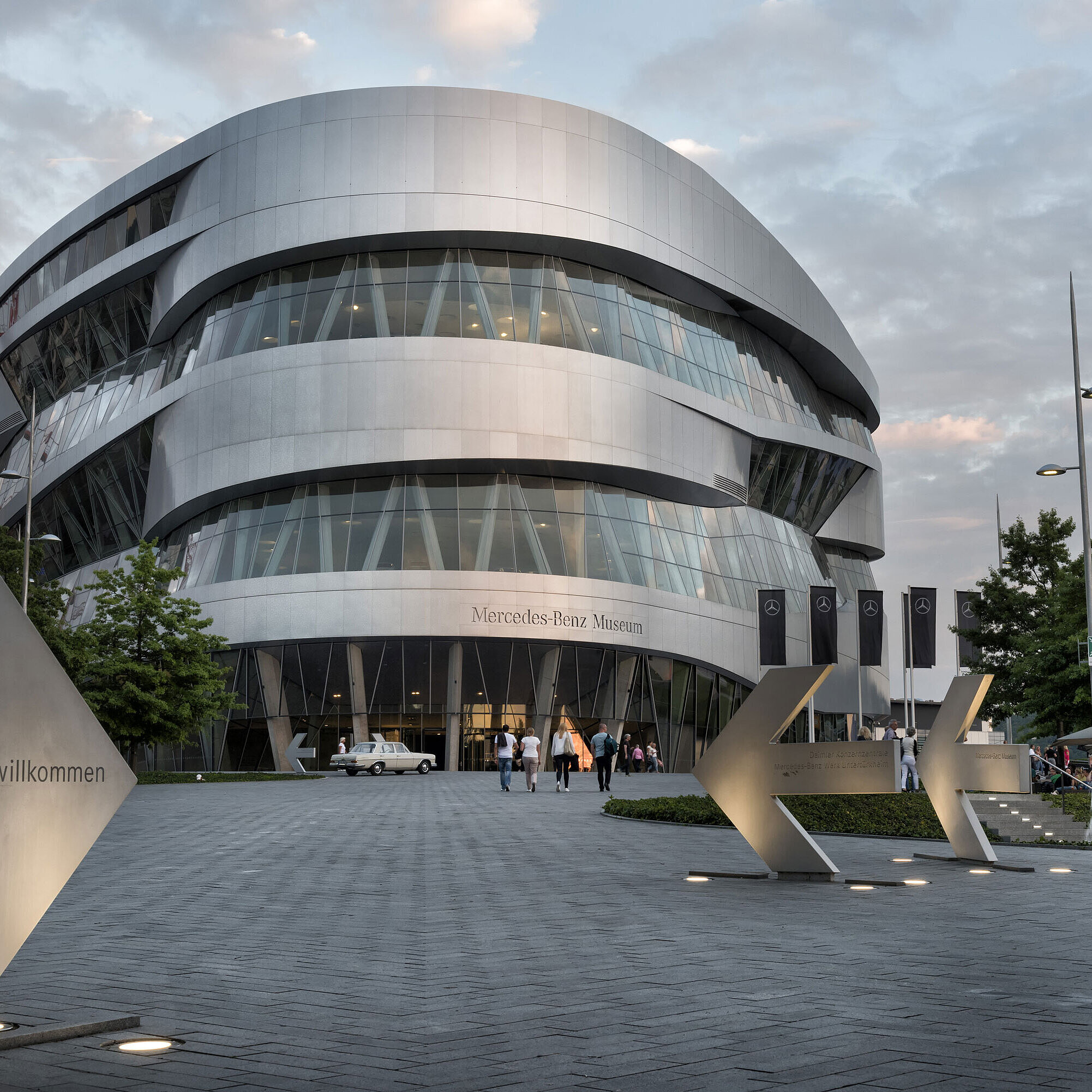 Außenansicht des Mercedes-Benz Museums in Stuttgart mit moderner Architektur
