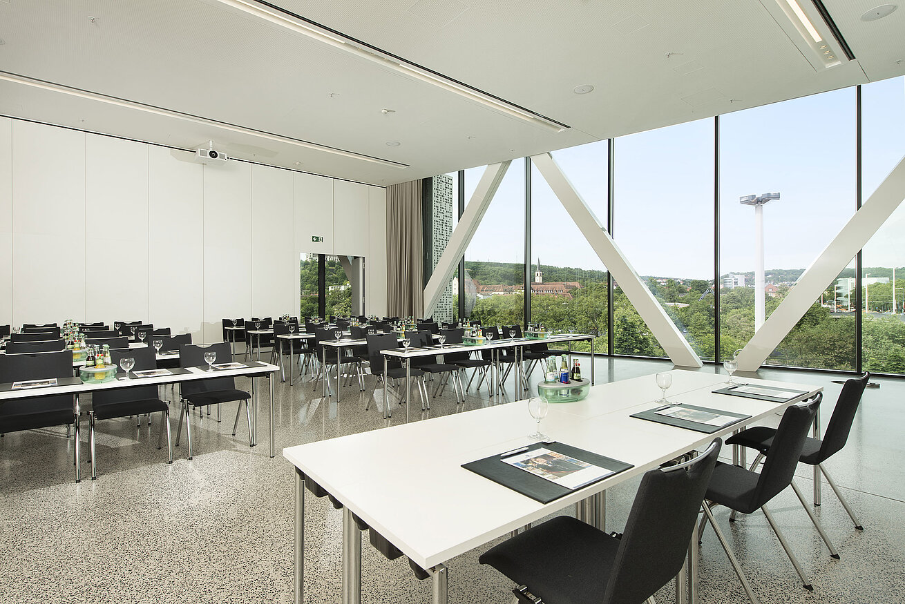 Tagungsraum im Maritim Hotel Würzburg mit Reihenbestuhlung, Tageslicht und Blick über die Stadt