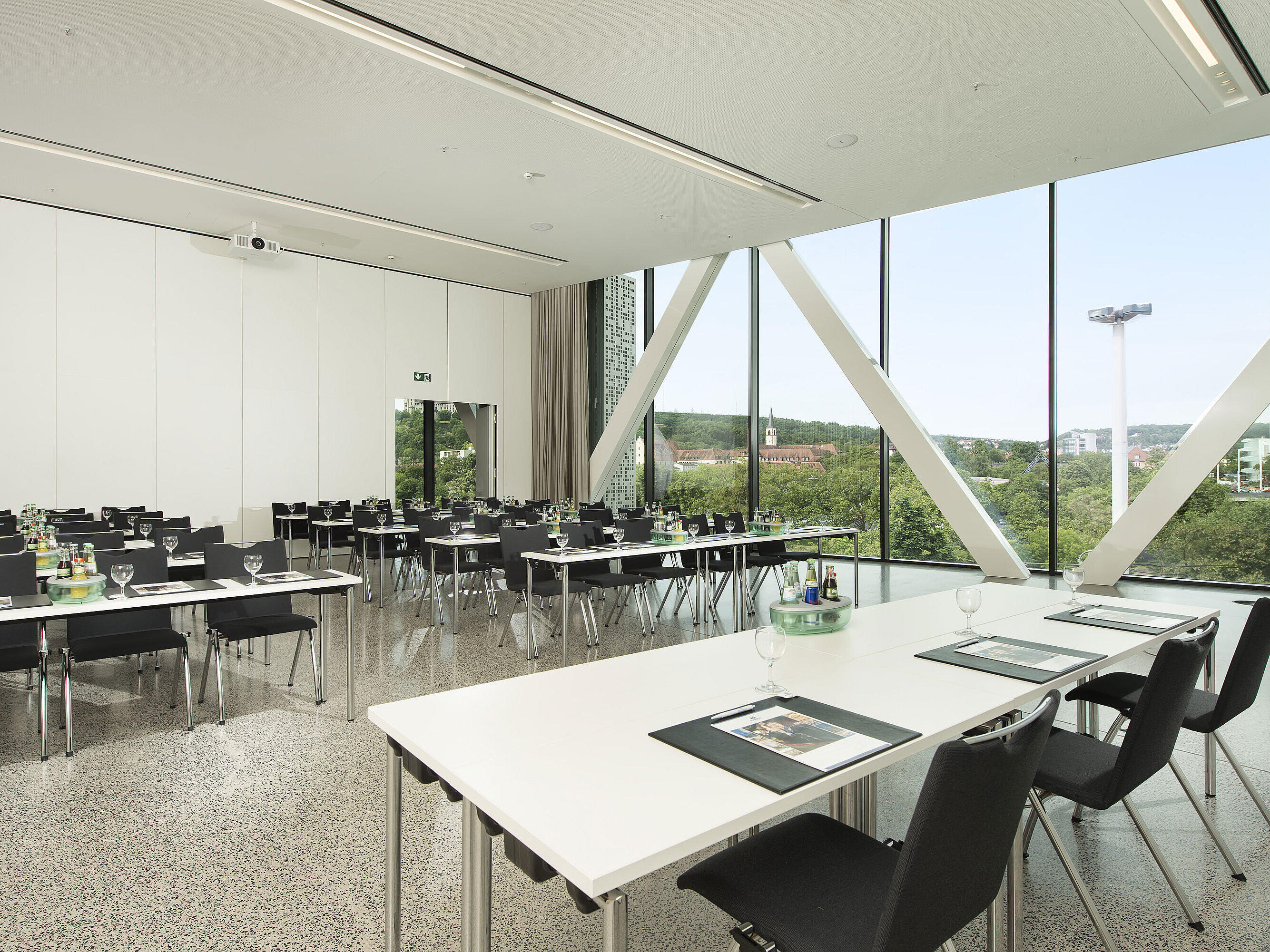 Tagungsraum im Maritim Hotel Würzburg mit Reihenbestuhlung, Tageslicht und Blick über die Stadt
