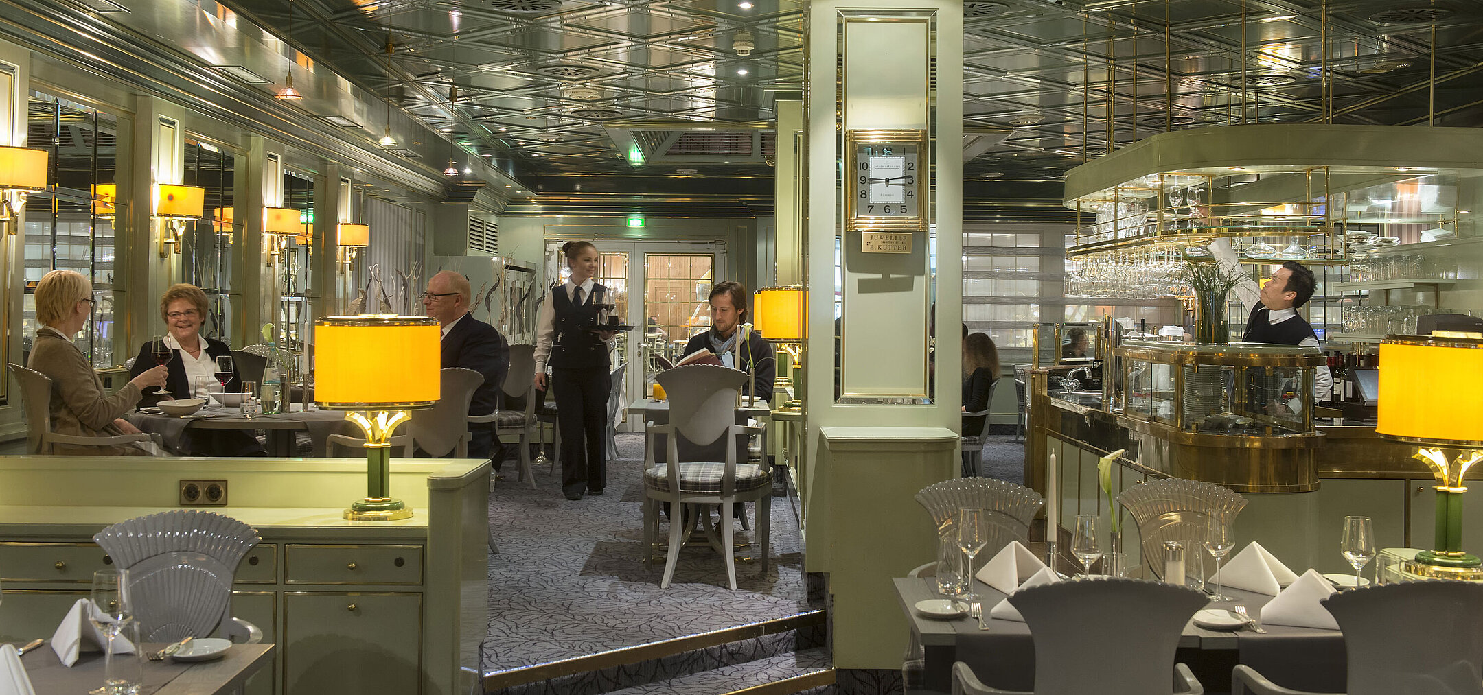 Stilvolles Restaurant mit eleganter Einrichtung und Gästen im Maritim Hotel Stuttgart
