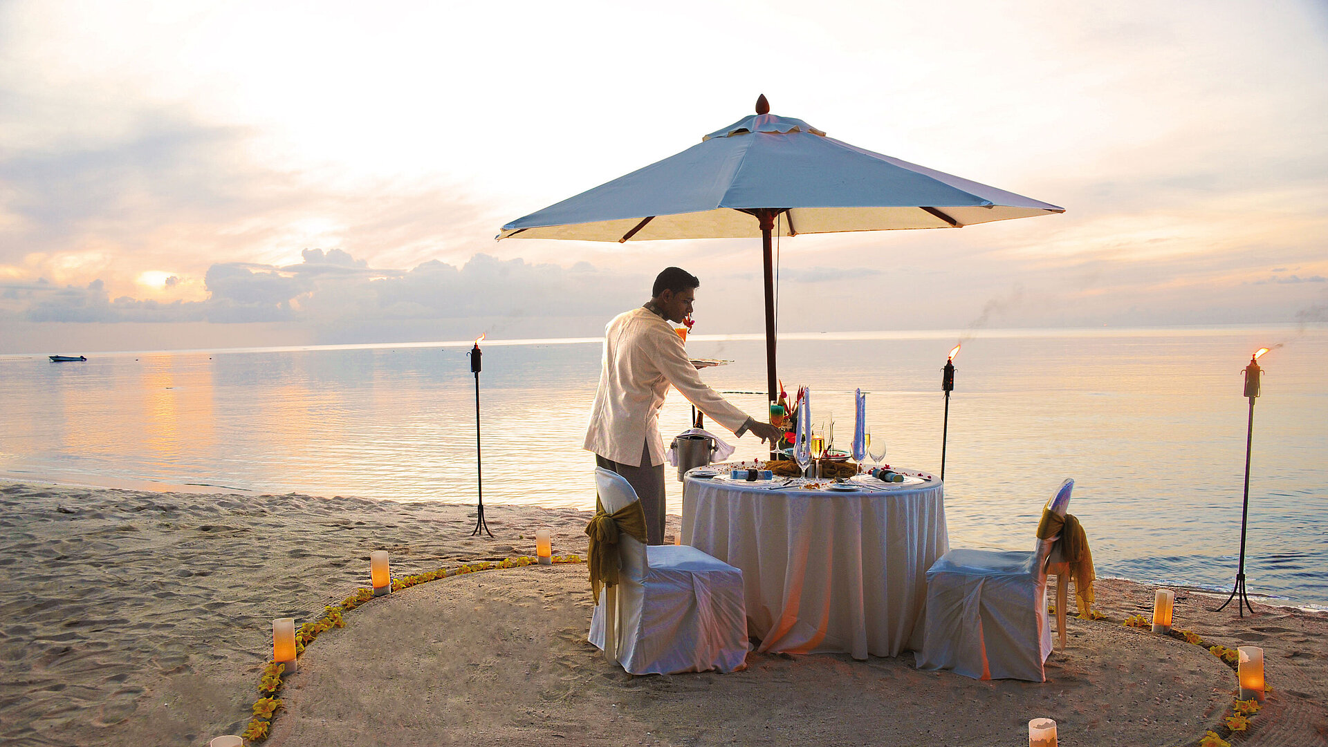 Privates Abendessen am Strand Romantisches Dinner am Strand bei Sonnenuntergang im Maritim Hotel Mauritius