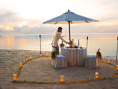 Privates Abendessen am Strand Romantisches Dinner am Strand bei Sonnenuntergang im Maritim Hotel Mauritius