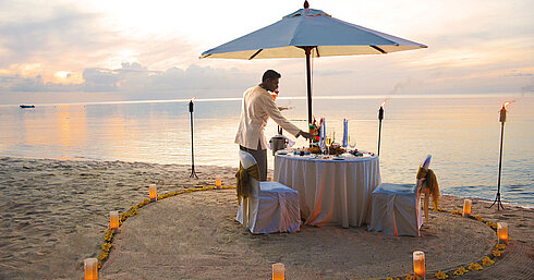 Privates Abendessen am Strand Romantisches Dinner am Strand bei Sonnenuntergang im Maritim Hotel Mauritius