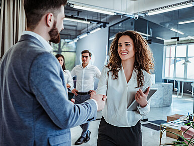 © HBS - AdobeStock.com Geschäftsleute begrüßen sich per Handschlag im modernen Büro