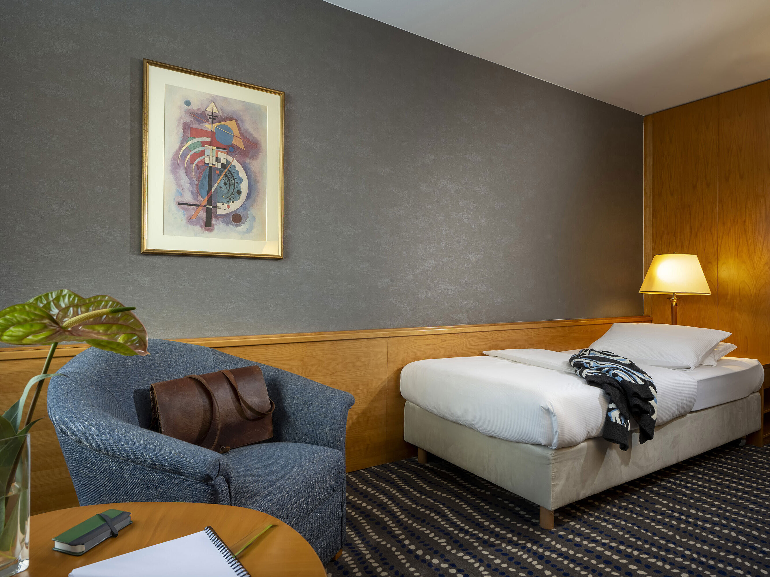 Classic-Doppelzimmer mit großem Fenster, Schreibtisch, Lampen und Sitzecke