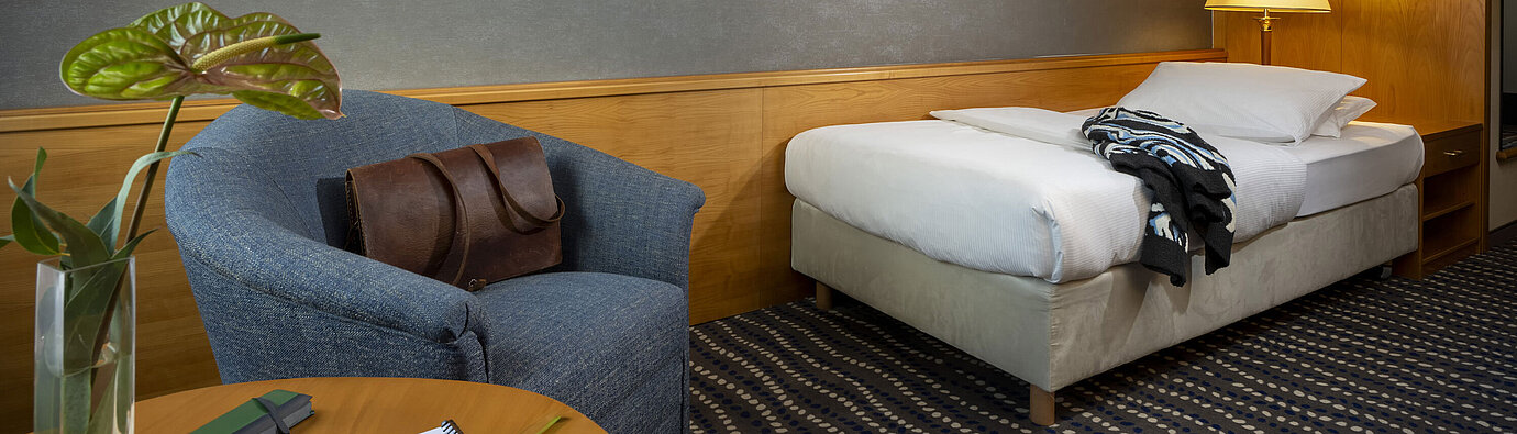 Classic-Doppelzimmer mit großem Fenster, Schreibtisch, Lampen und Sitzecke