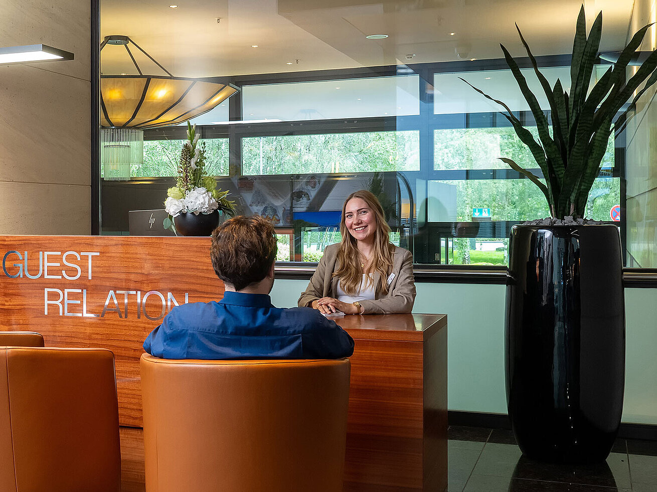 Freundlicher Gästeservice-Bereich im Maritim Hotel Düsseldorf mit persönlichem Service