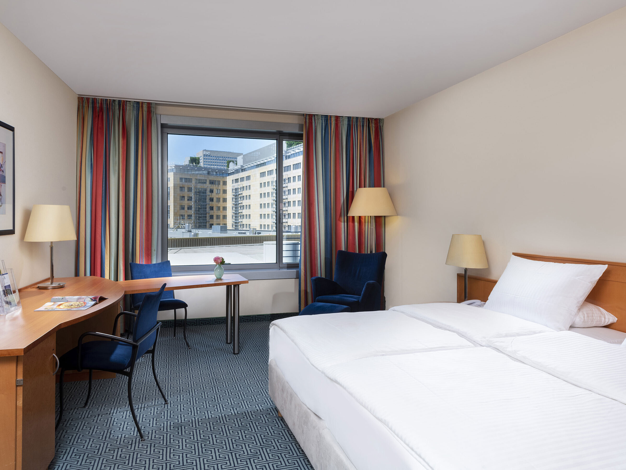 Classic Zimmer im Maritim Hotel Frankfurt mit gemütlichem Doppelbett, Schreibtisch und Stadtblick.