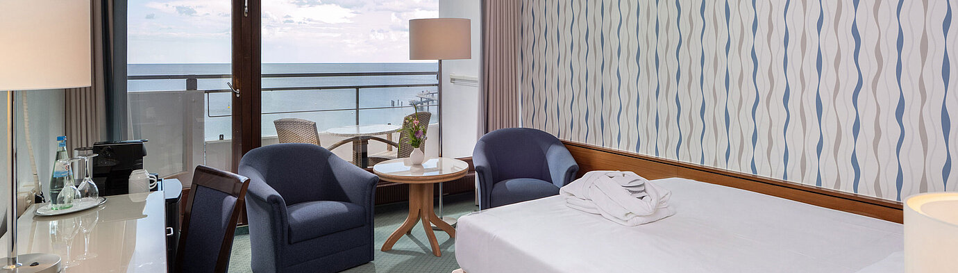 Superior Queen Zimmer Superior Queen Zimmer mit Queensize-Bett, Sitzecke und großem Fenster mit Ausblick