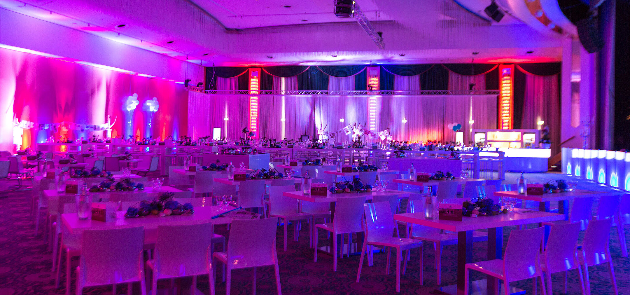 Veranstaltungsraum Eine elegante Eventlocation im Maritim Hotel mit festlich gedeckten Tischen und stimmungsvoller Beleuchtung für Veranstaltungen.