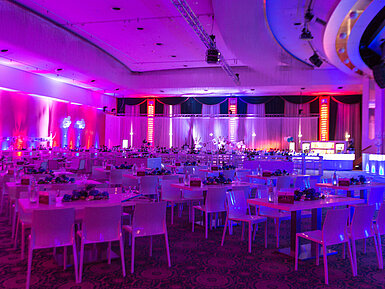 Eine elegante Eventlocation im Maritim Hotel mit festlich gedeckten Tischen und stimmungsvoller Beleuchtung für Veranstaltungen.
