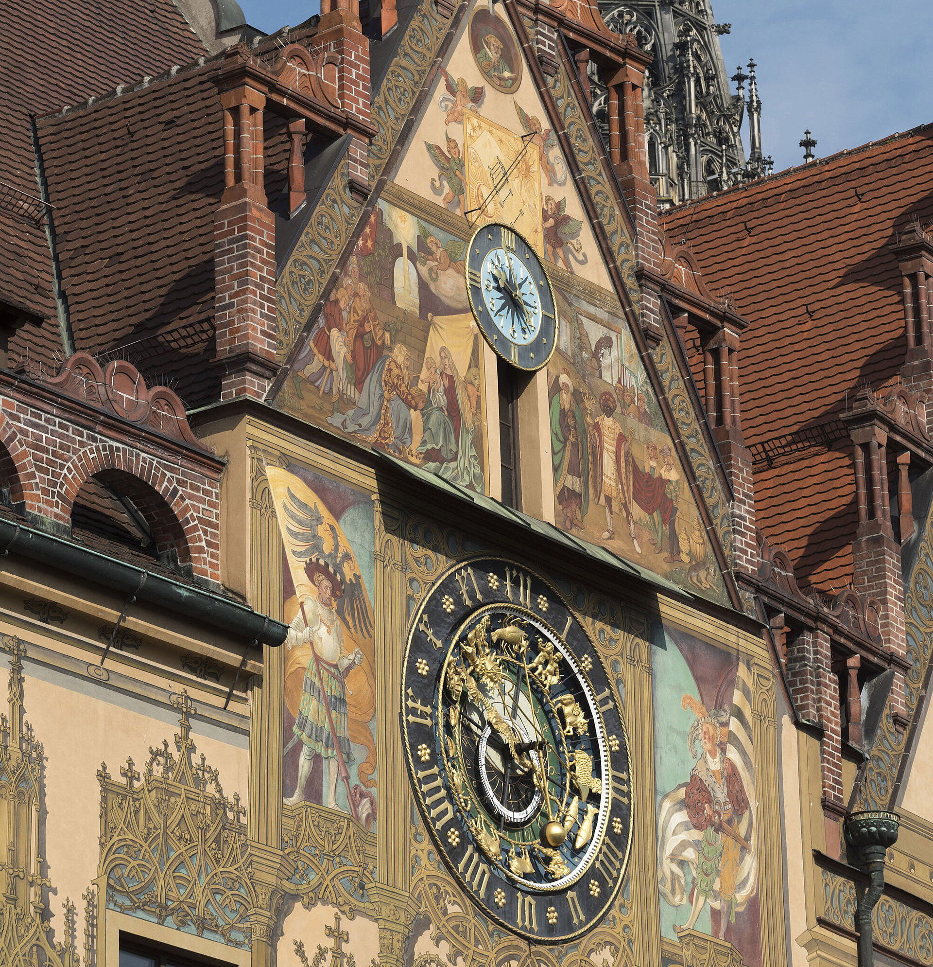 Stadtbild Ulm Historische astronomische Uhr und Wandmalereien am Rathaus Ulm mit Blick auf das Ulmer Münster