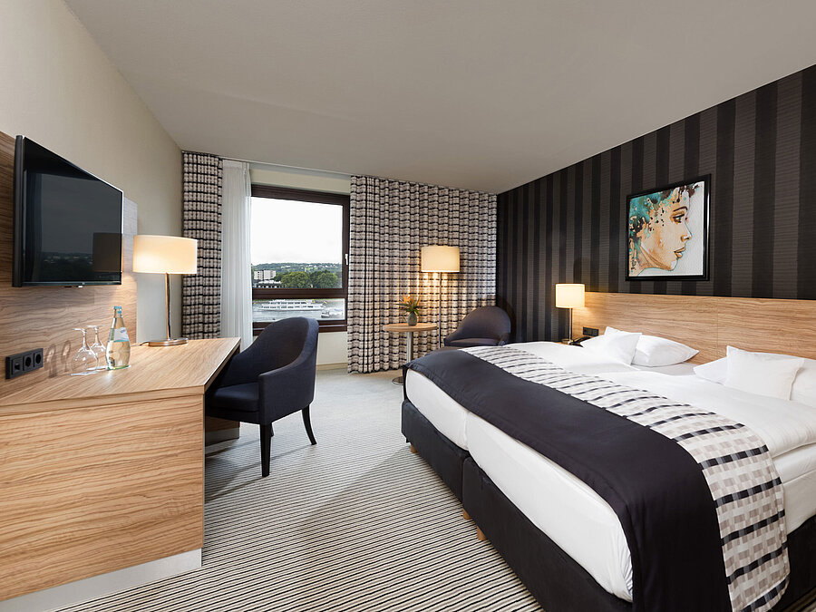 Elegantes Doppelzimmer im Maritim Hotel Königswinter mit Rheinblick, modernem Design und stilvollem Interieur.