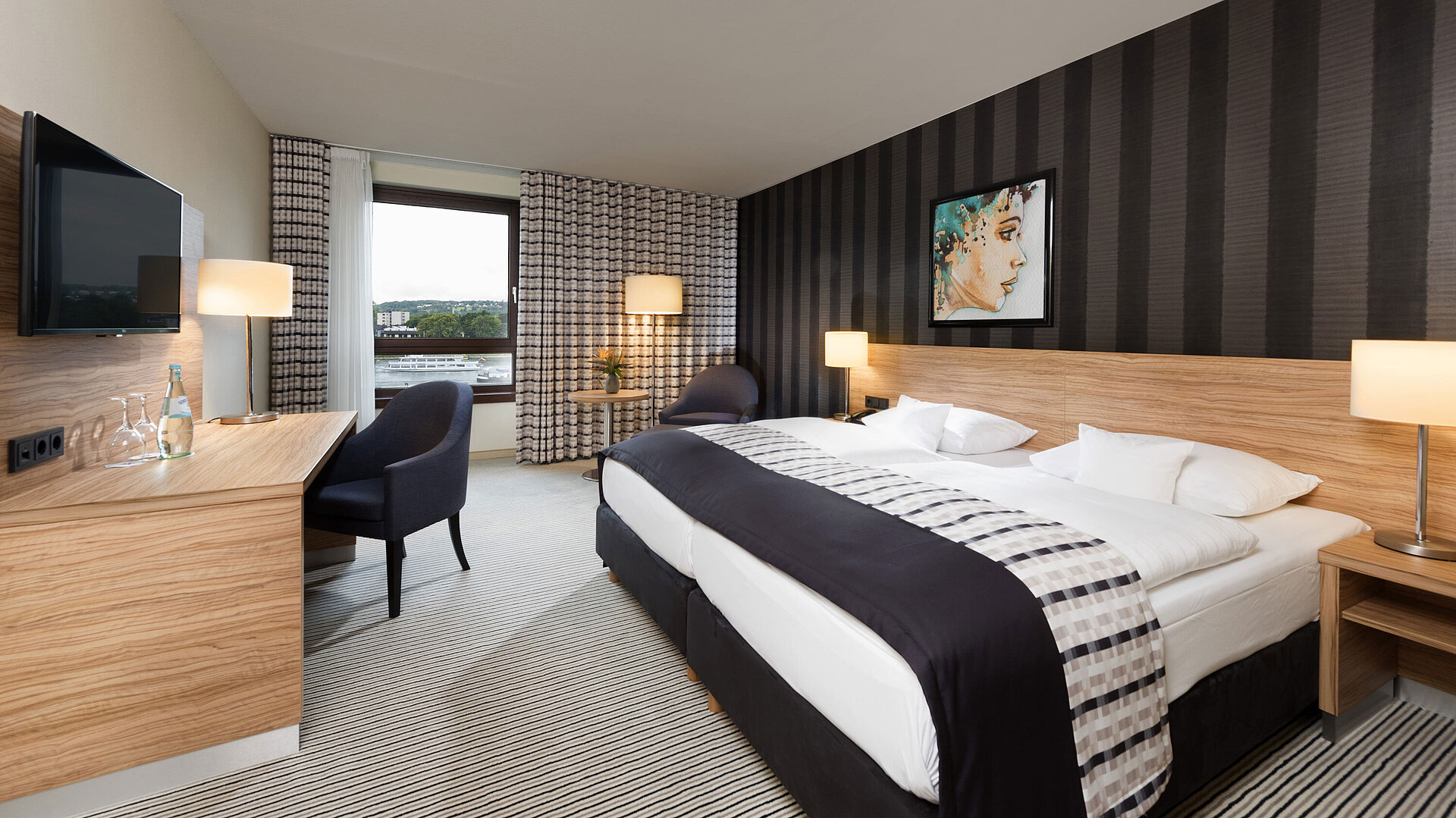 Elegantes Doppelzimmer im Maritim Hotel Königswinter mit Rheinblick, modernem Design und stilvollem Interieur.