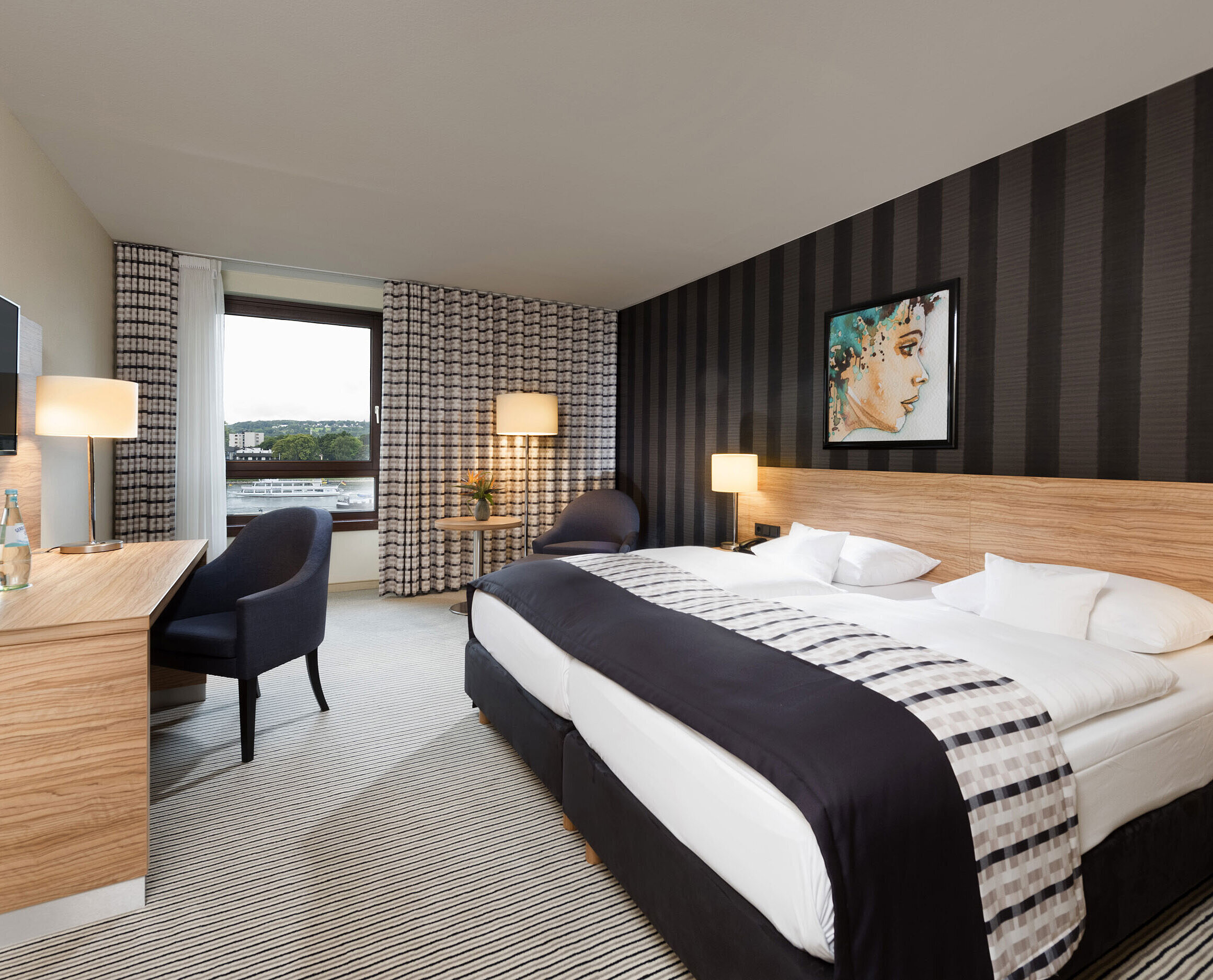 Superior Zimmer Elegantes Doppelzimmer im Maritim Hotel Königswinter mit Rheinblick, modernem Design und stilvollem Interieur.
