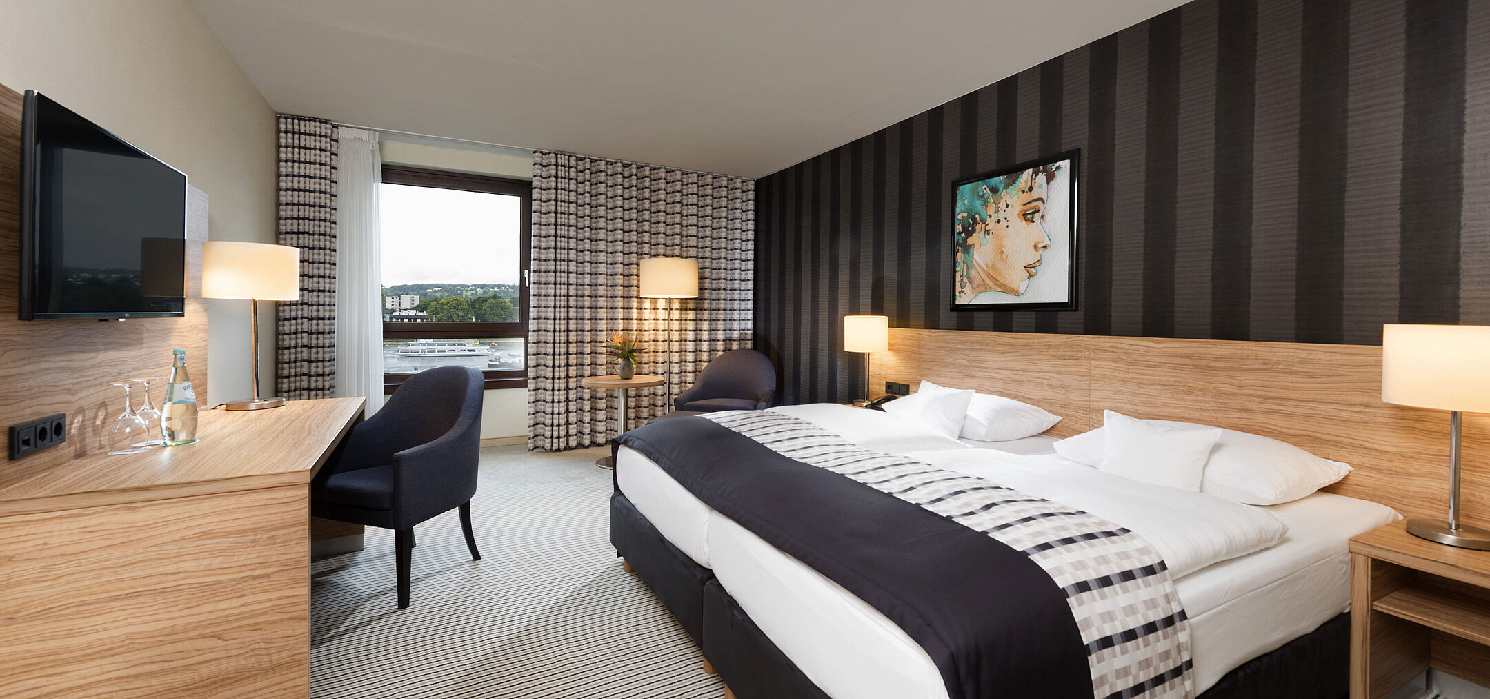 Elegantes Doppelzimmer im Maritim Hotel Königswinter mit Rheinblick, modernem Design und stilvollem Interieur.