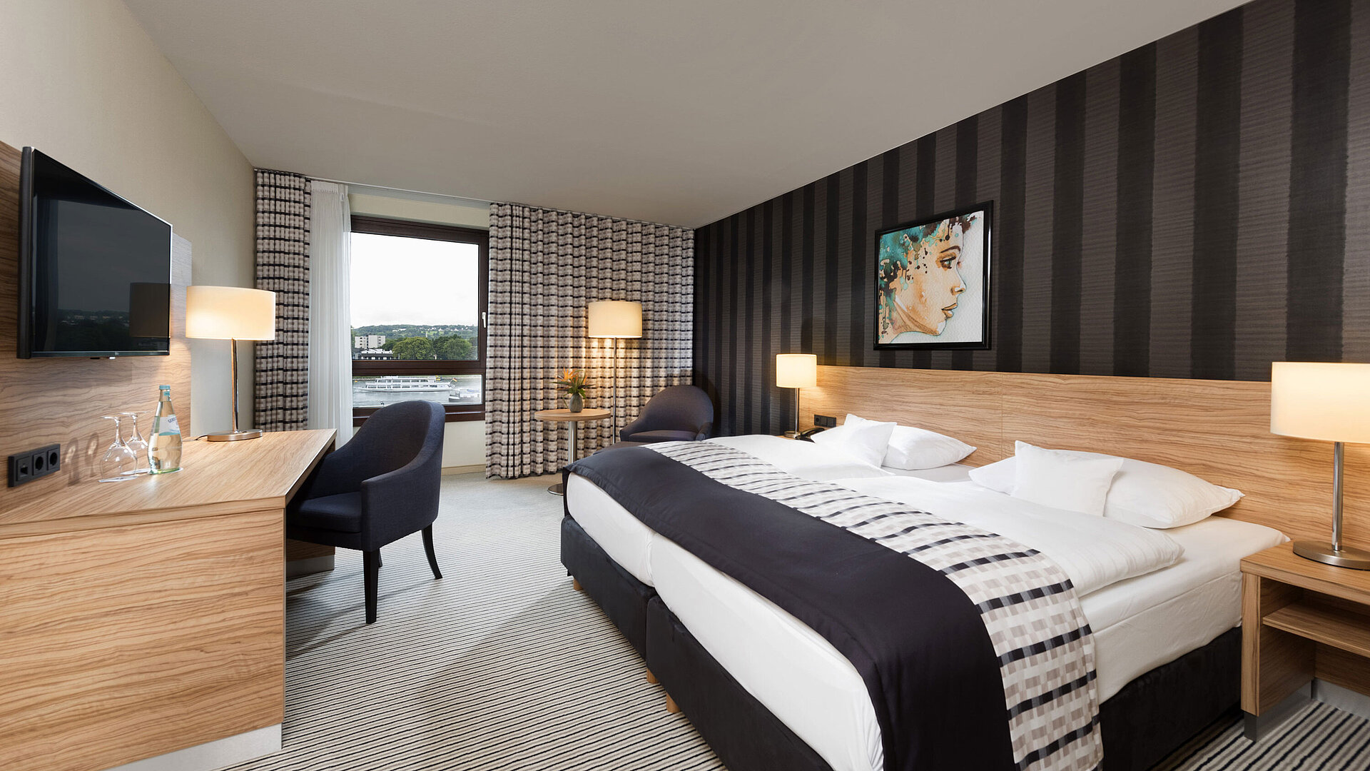 Superior Zimmer Elegantes Doppelzimmer im Maritim Hotel Königswinter mit Rheinblick, modernem Design und stilvollem Interieur.