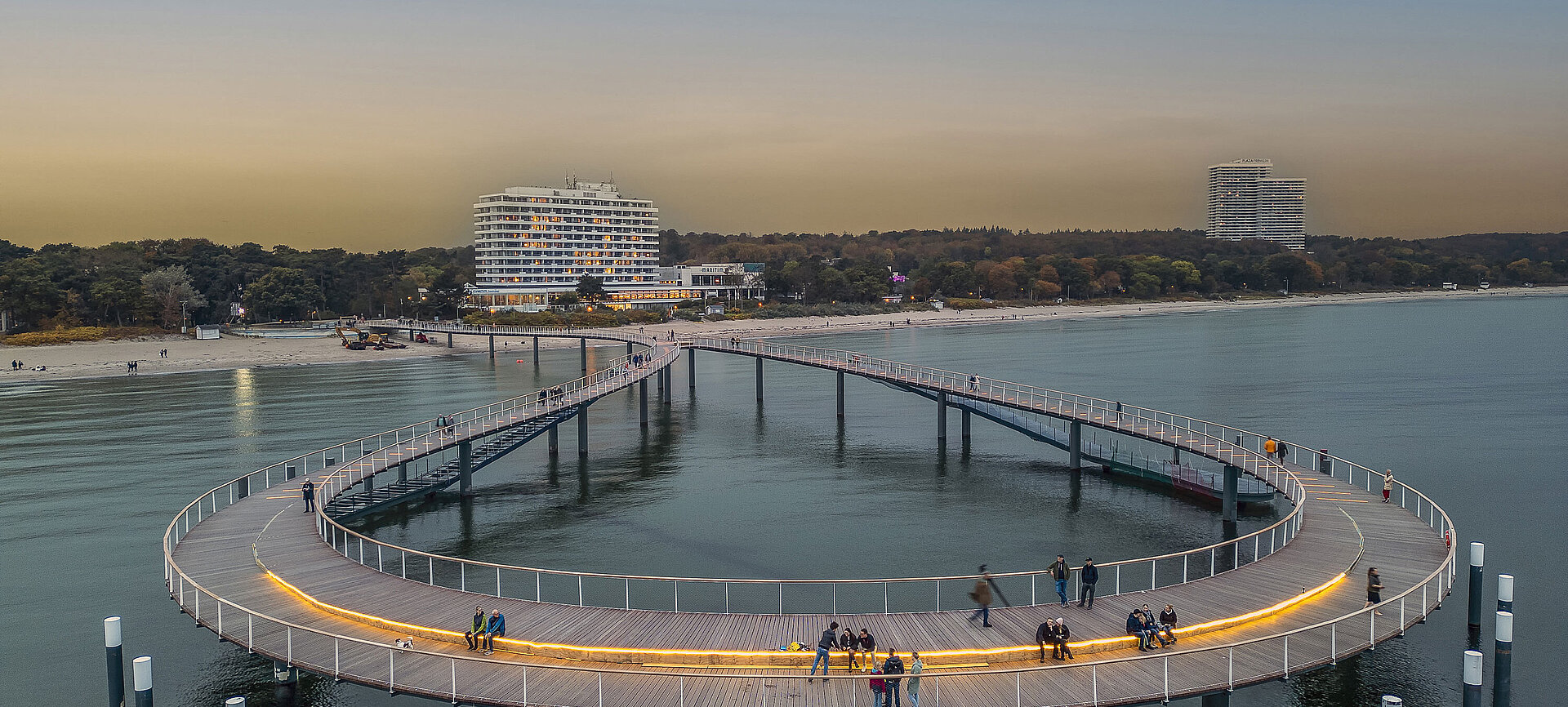 Beleuchtete Seebrücke bei Abenddämmerung vor dem Maritim Seehotel Timmendorfer Strand.