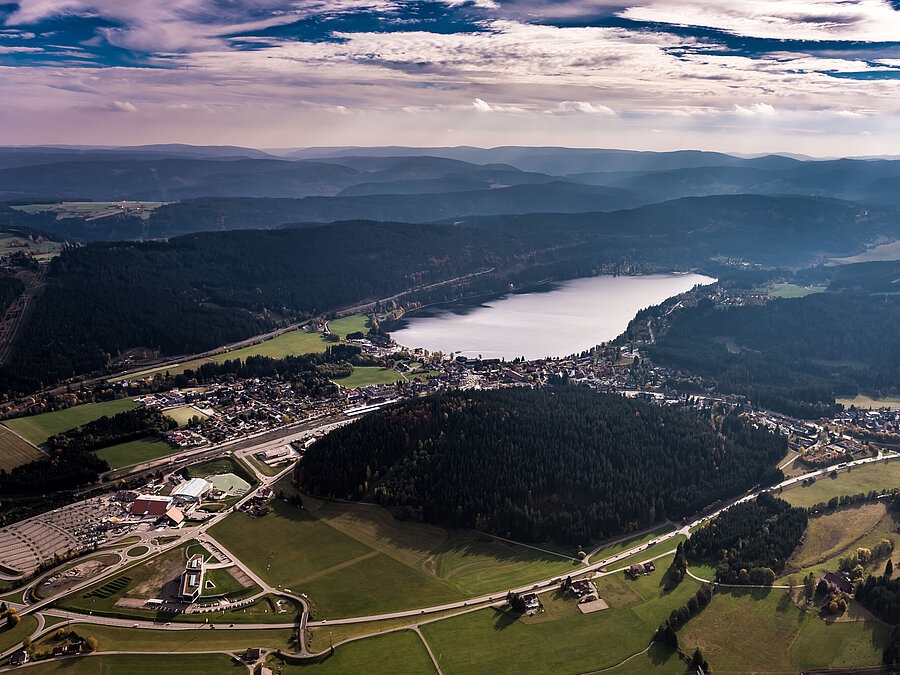 Panoramablick aus der Luft auf Titisee-Neustadt und den See, umgeben von Bergen und Wäldern