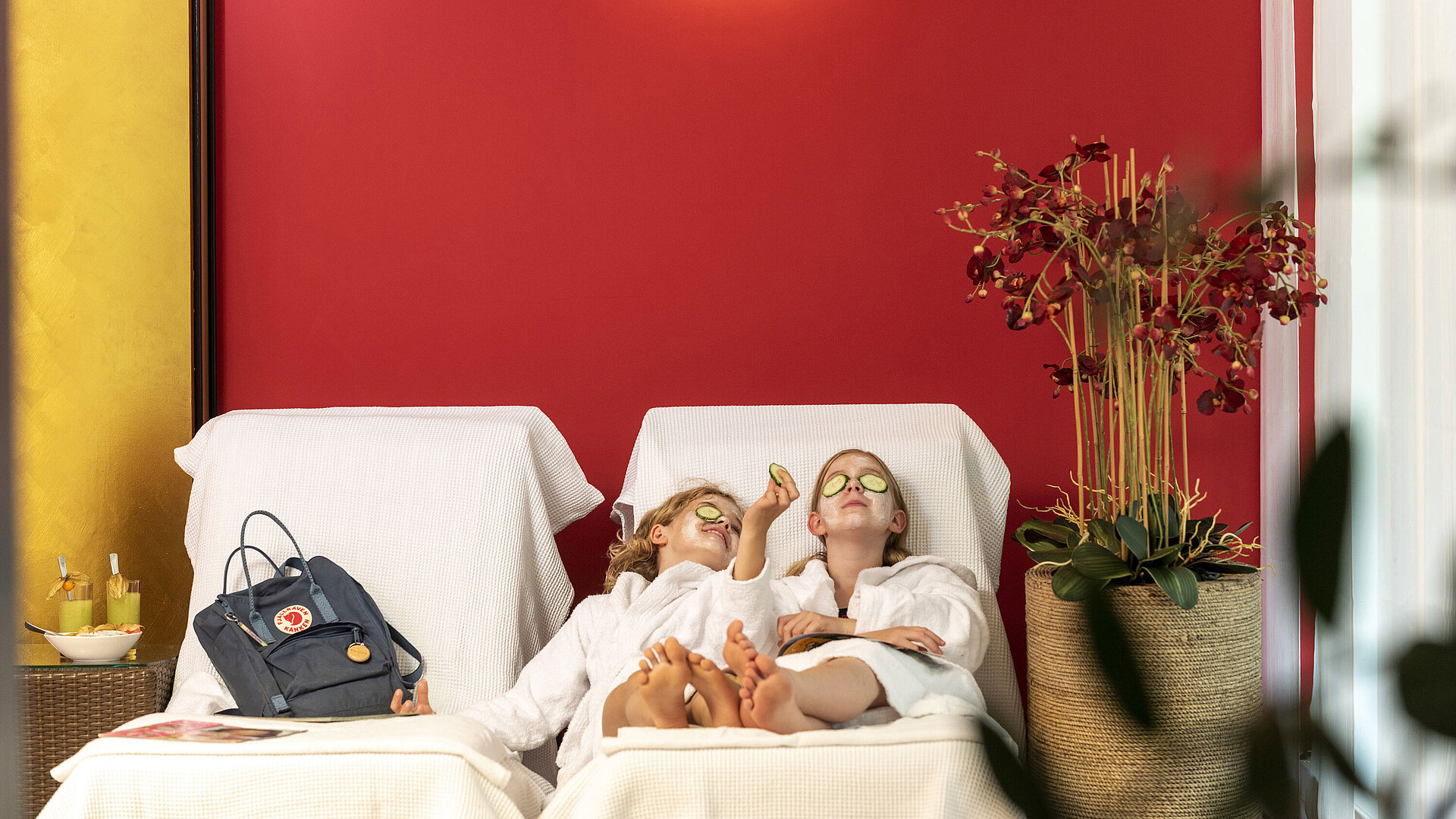 Zwei Mädchen mit Gesichtsmaske und Gurkenscheiben entspannen im Spa des Maritim Hotels und genießen ihre Behandlung.
