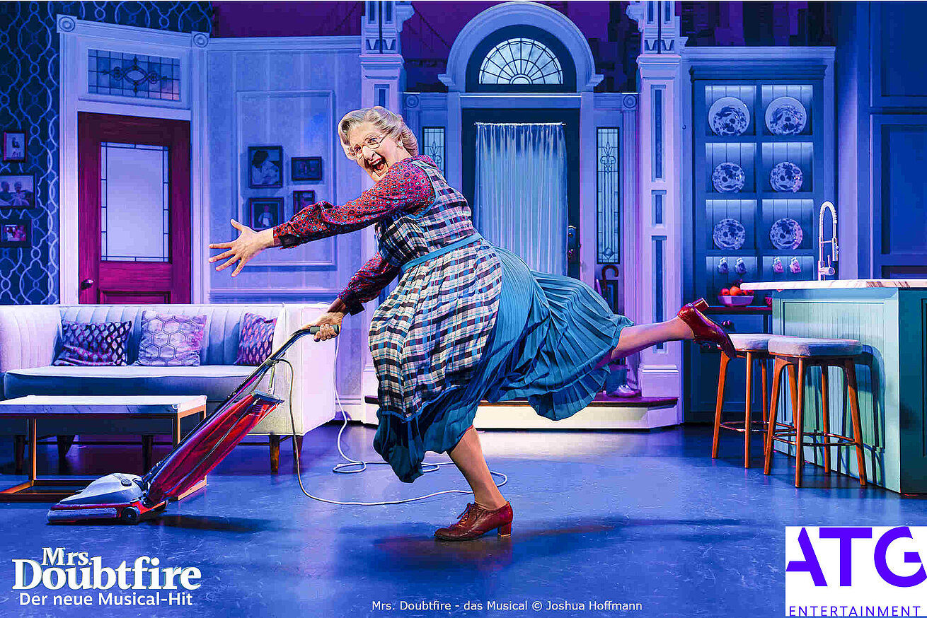 Mrs Doubtfire Musical Szene Bühne Szene aus Mrs Doubtfire Musical mit Figur beim Staubsaugen auf Bühne