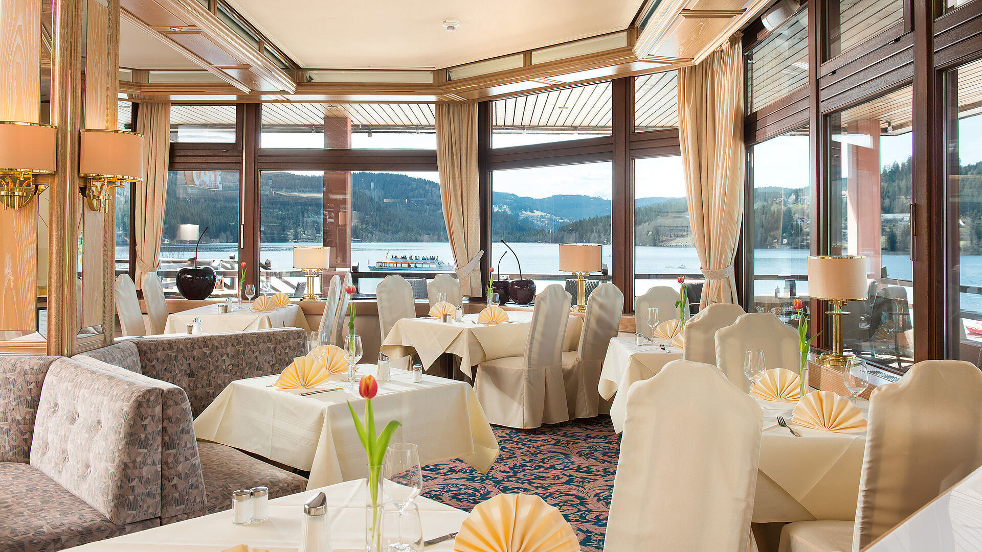 Elegantes Restaurant im Maritim Hotel Titisee mit großen Fenstern und Blick auf den Titisee