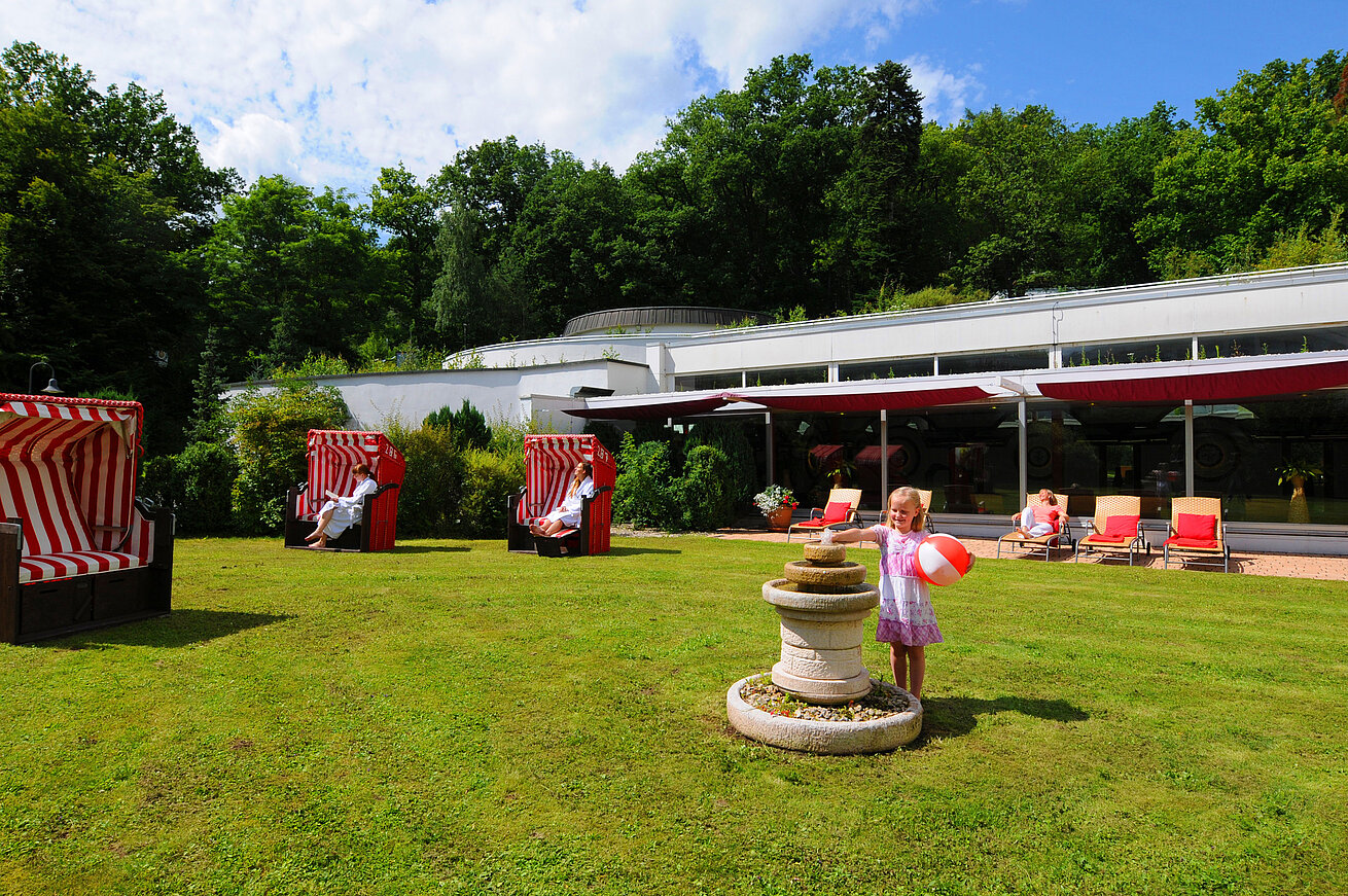 Gartenanlage des Maritim Hotel Bad Wildungen mit Strandkörben, Liegen und Spielbereich