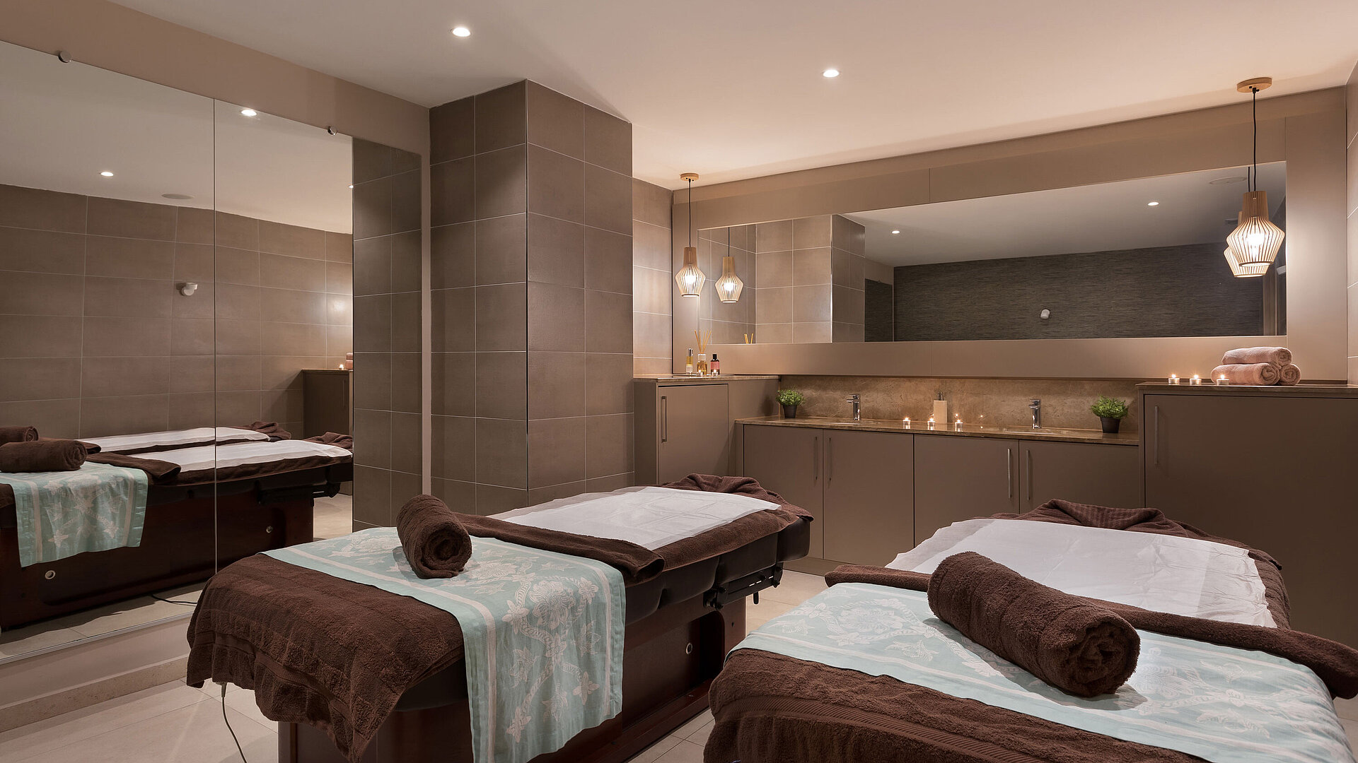 Eleganter Spa-Bereich im Maritim Antonine Hotel & Spa Malta mit zwei Massageliegen, warmem Ambiente und entspannender Wohlfühlatmosphäre.