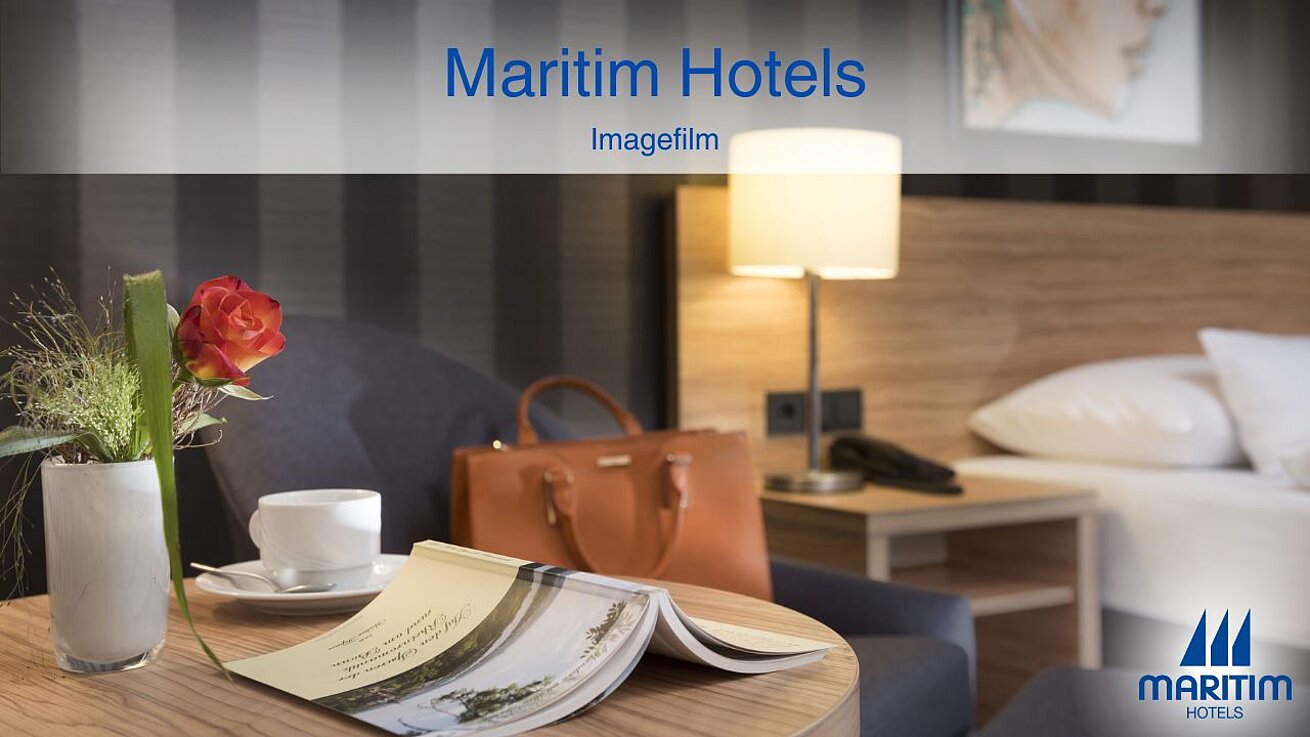 Thumbnail des Maritim Hotels Imagefilms mit Hotelzimmer, gedecktem Tisch und Maritim Logo