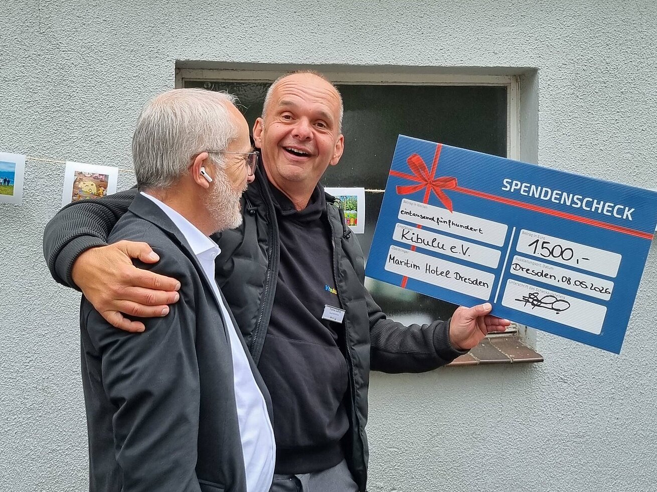 ProTomorrow Scheckübergabe Der Hotelmanager überreicht Thomas Luding, dem Geschäftsführer von Kibulu e.V., einen Scheck.