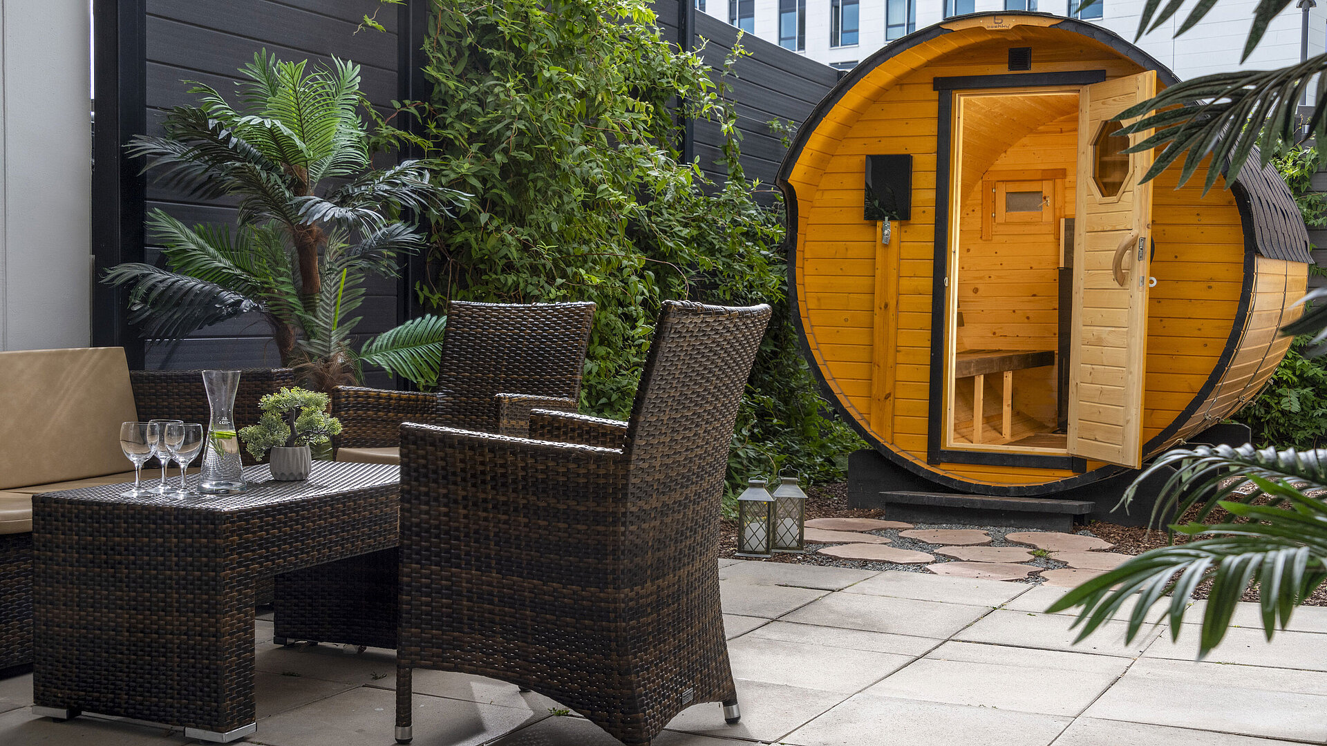 Sauna Gemütlicher Außenbereich mit Sitzgruppe und Fasssauna im Maritim Hotel Travemünde