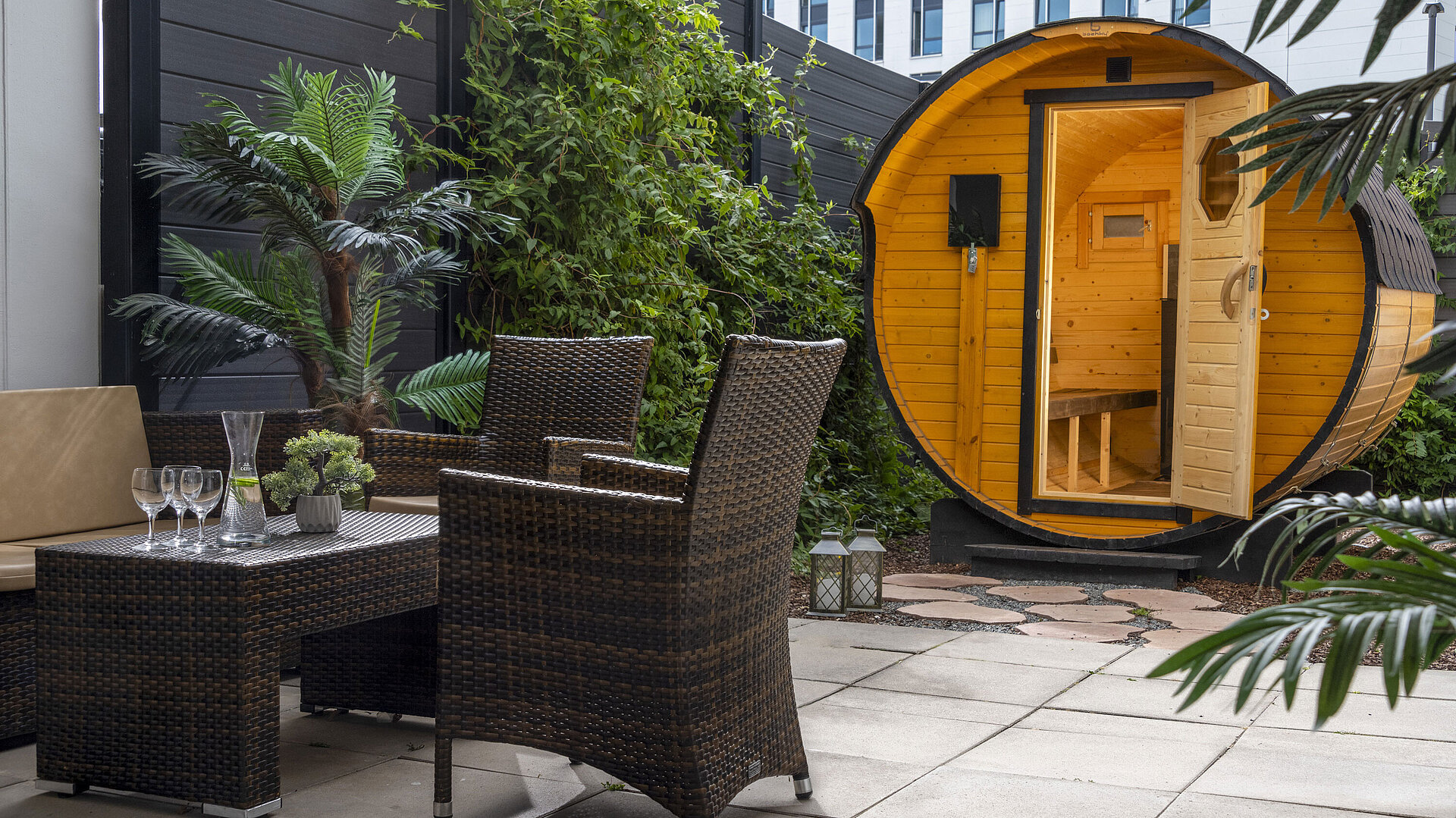 Sauna Gemütlicher Außenbereich mit Sitzgruppe und Fasssauna im Maritim Hotel Travemünde