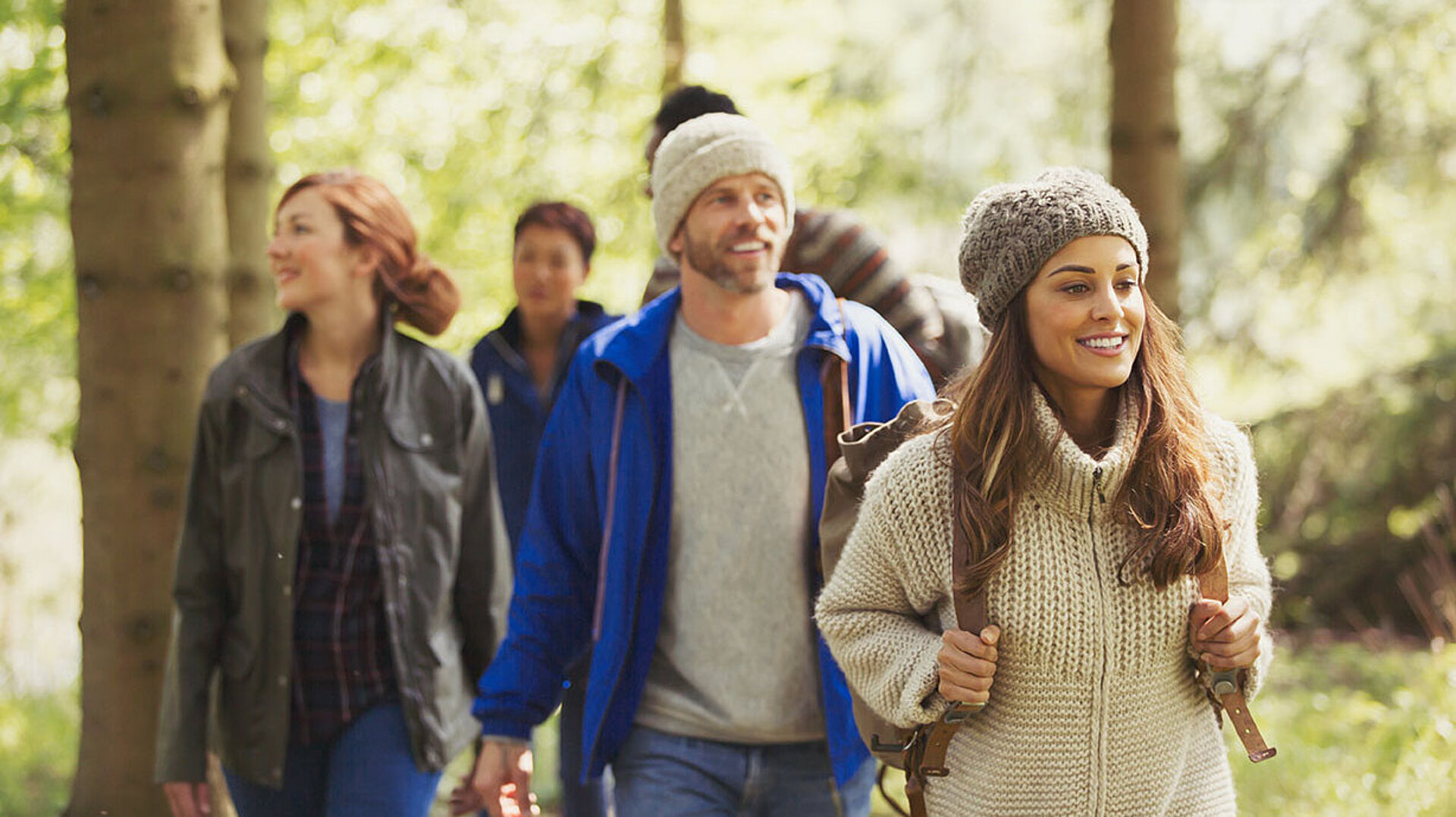 Gruppe von Freunden wandert im Wald und genießt die Natur