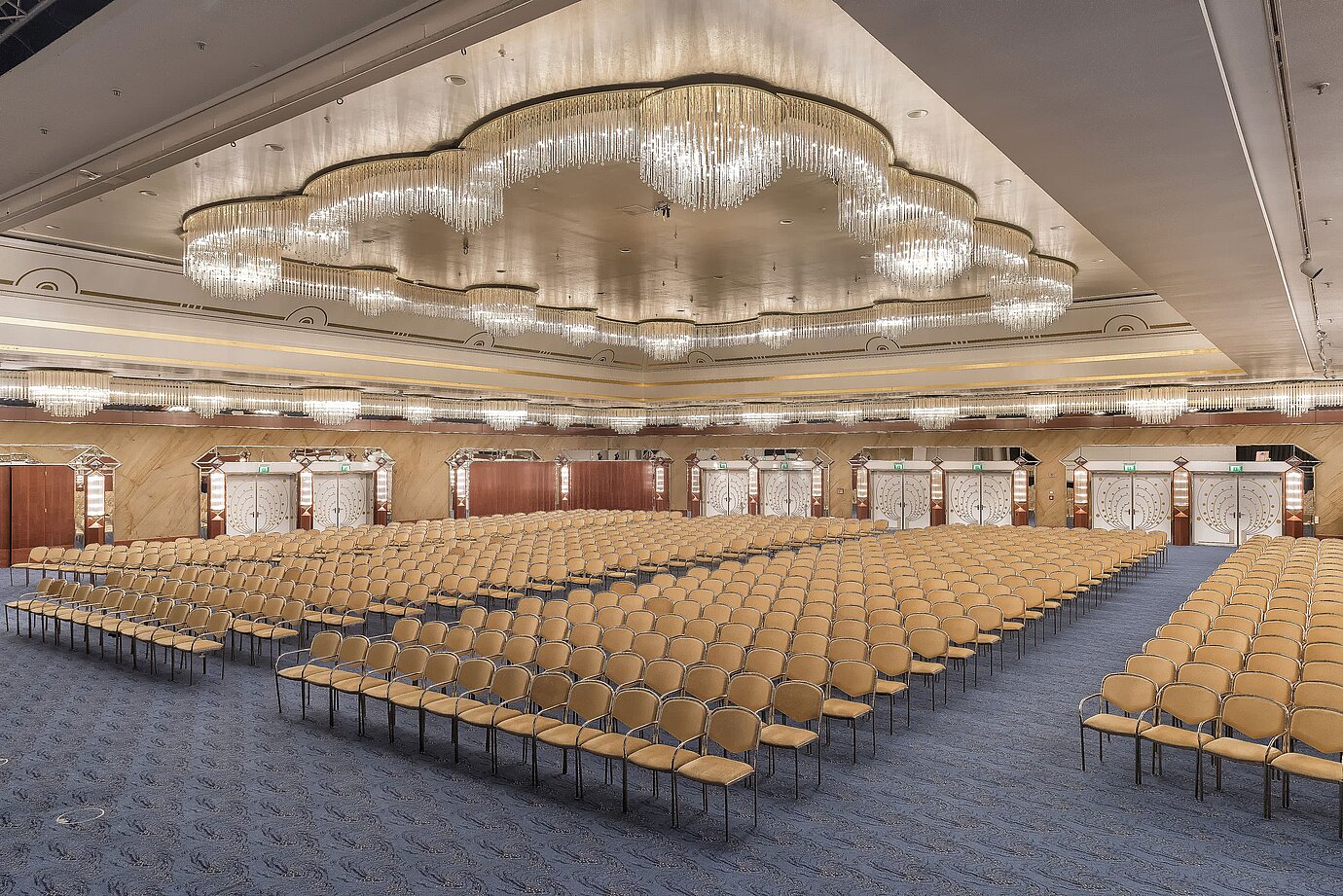 Prächtiger Bankettsaal mit luxuriösen Kristalllüstern und eleganter Reihenbestuhlung im Maritim Hotel Hannover.