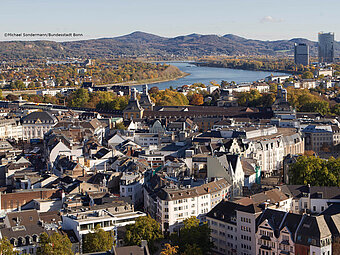 Panoramablick über Bonn mit Rhein, Altstadt, Kirchen und herbstlicher Landschaft