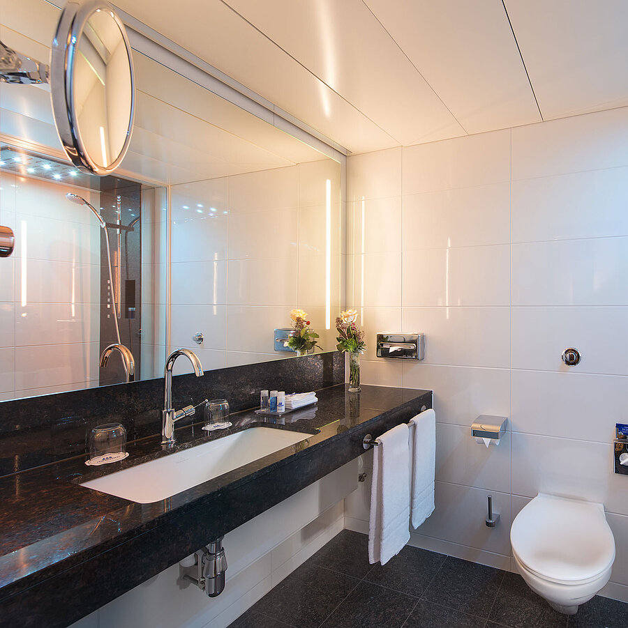 Geräumiges Bad mit Dusche, WC, Spiegel und Granitwaschtisch im Maritim Hotel Stuttgart