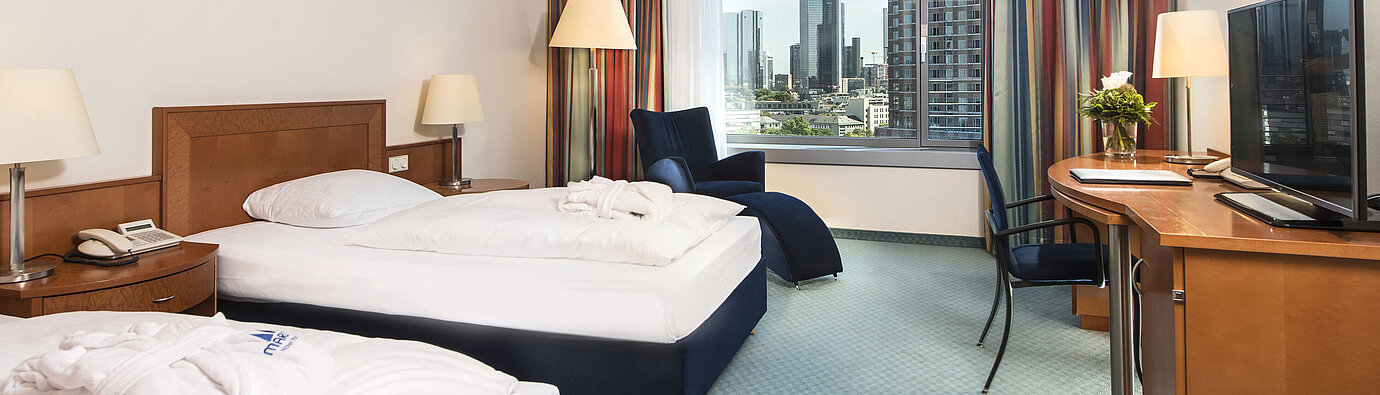 Superior Skyline Zimmer  Superior Zimmer im Maritim Hotel Frankfurt mit zwei Einzelbetten, Schreibtisch, Sitzbereich und beeindruckendem Skyline-Blick